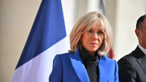 Brigitte Macron moder plašč črne hlače