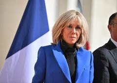 Tvegana barvna kombinacija: Jesen je tu in Brigitte Macron se je v osupljivem električno modrem plašču otresla sezonskega bluesa