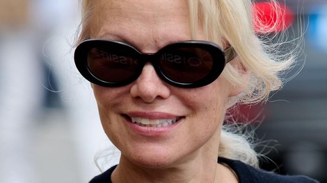 Pamela Anderson bela pletena obleka