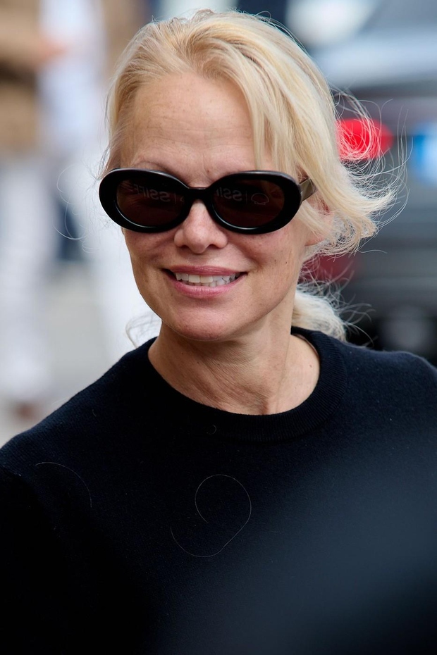 Pamela Anderson je še enkrat dokazala, da zna ravnati z eleganco s pridihom sodobnosti. Med nedavnim izhodom na ulicah New …