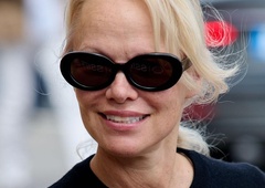 Pamela Anderson dokazala, da je to najbolj eleganten stajling vseh časov, in mimogrede napovedala nov modni trik nošenja trobic