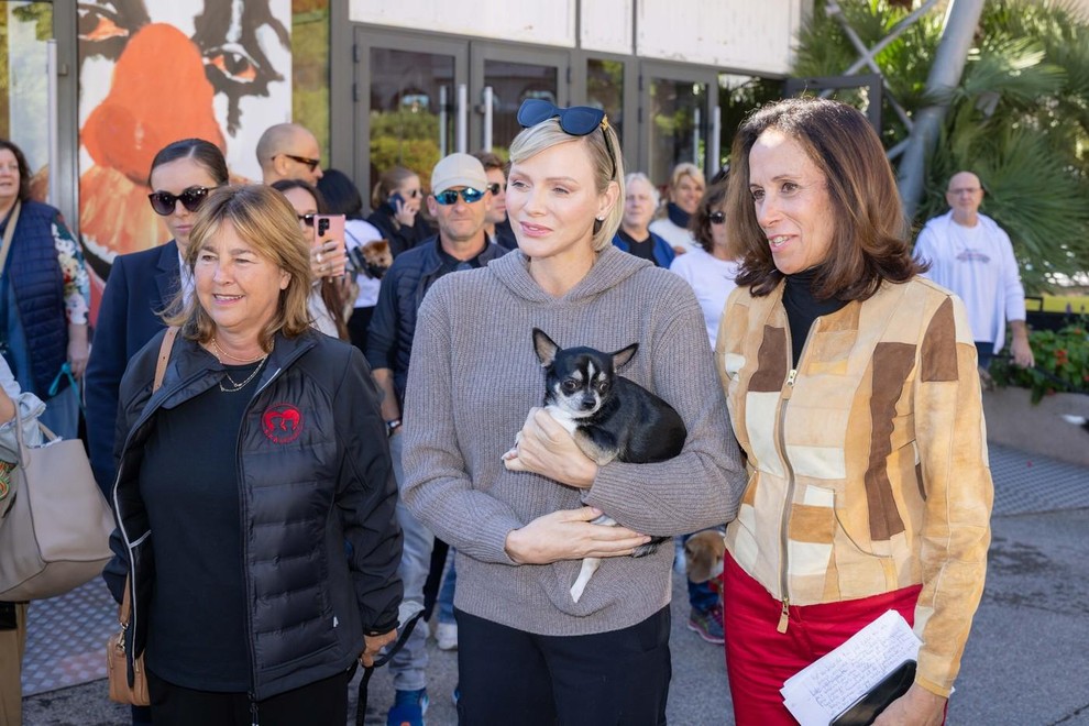 Charlene se je odločila za rebrasto pleten pulover znamke Ralph Lauren, razkošen kos, ki stane nekaj več kot 2500 evrov …