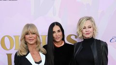 Melanie Griffith, ki jo prav tako dobro poznajo vse generacije televizijskih in kino gledalcev.  Tud ona se je odločila za črnino od glave do pet. Čudovit zvezdniški šopek, kajne?