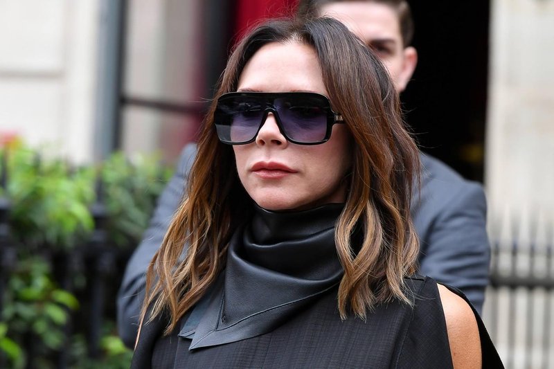 Hlače z nizkim pasom so spet v modi in Victoria Beckham je našla model, ki podaljša noge in laska vsaki postavi
