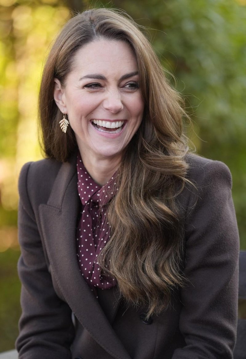 Videti je, da jih kemoterapija ni poškodovala: Kate Middleton spet blesti, v posvetljenih laseh s svetlimi prameni (foto: Profimedia)