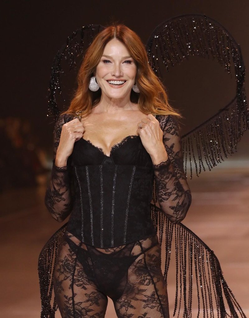 Carla Bruni pri 56 letih debitirala na modni reviji Victoria's Secret v črni čipki in krilih z resicami