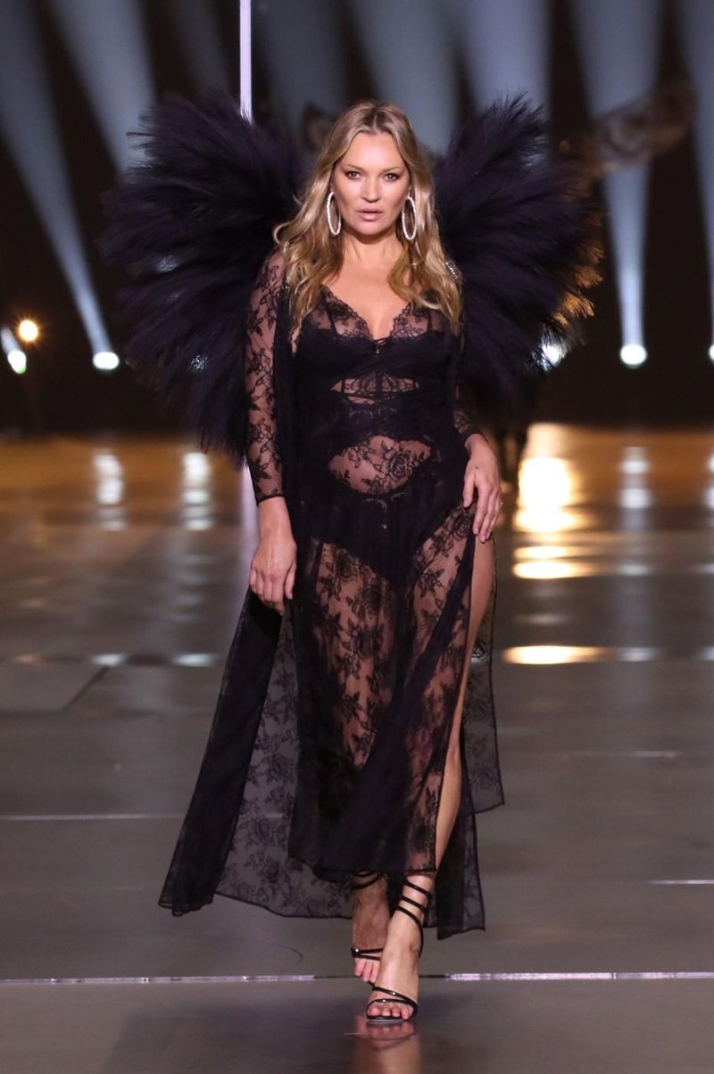 Kate Moss pri 50 letih debitirala na modni reviji Victoria's Secret ob hčerki Lili Moss