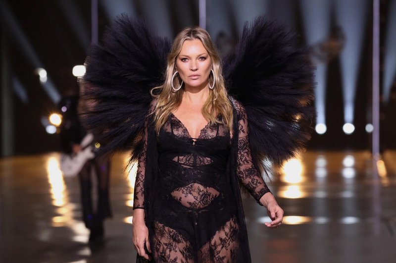 Kate Moss pri 50 letih debitirala na modni reviji Victoria's Secret ob hčerki Lili Moss (foto: Profimedia)