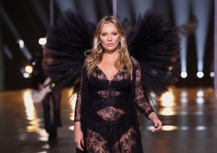 Kate Moss pri 50 letih debitirala na modni reviji Victoria's Secret ob hčerki Lili Moss