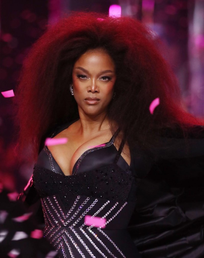 Ikonična Tyra Banks se je prvič po 20 letih vrnila na modno revijo Victoria's Secret: Prvotni Victoriin angelček je zaprla modno revijo v tesnem korzetu