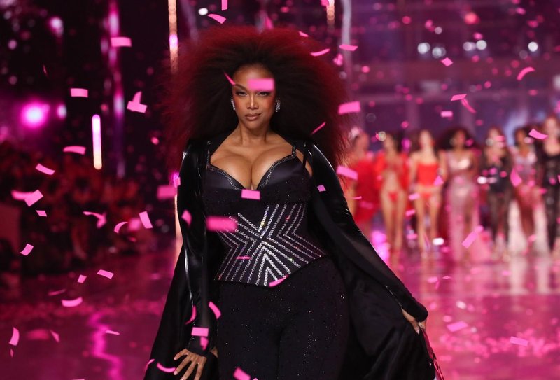 Ikonična Tyra Banks se je prvič po 20 letih vrnila na modno revijo Victoria's Secret: Prvotni Victoriin angelček je zaprla modno revijo v tesnem korzetu