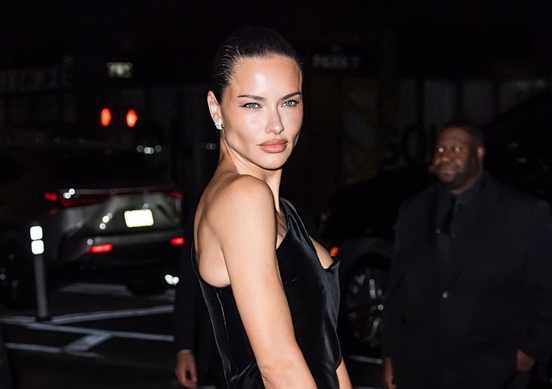 Skrivni recept za smoothie, ki topi maščobe in daje energijo: Victoriin angelček Adriana Lima s tem napitkom ohranja vitko linijo (foto: Profimedia)