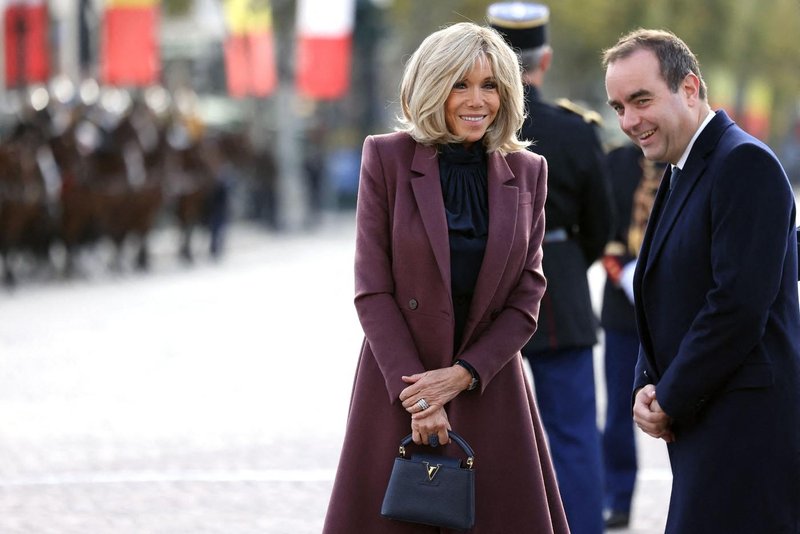 Brigitte Macron popolnoma v trendu: To je plašč letošnje sezone, ki ga to jesen ne sleče