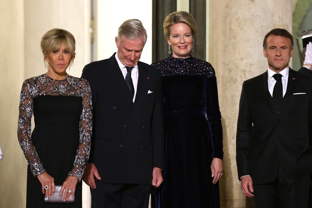 Brigitte Macron se je pred Elizejsko palačo pojavila v čudoviti obleki s kovinskimi detajli. Toaleta sledi slogu njenih modnih videzov …