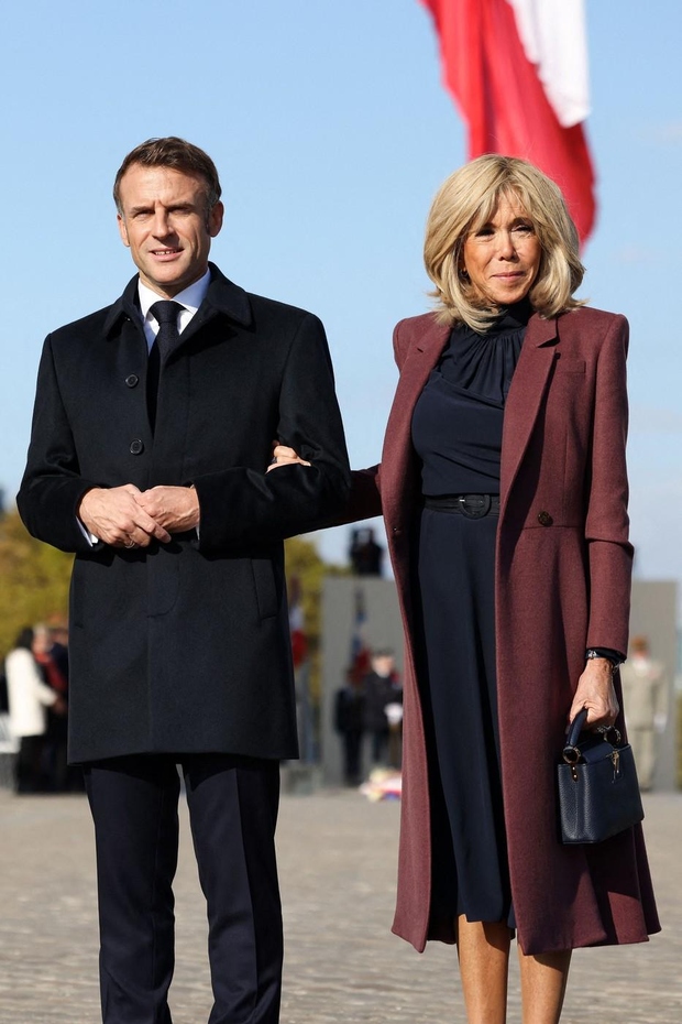 Brigitte Macron se je pri izbiri obutve držala preverjene klasike, zato je obula temno modre salonarje z visoko tanko peto, …