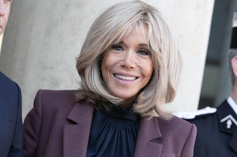 Popolna jesenska uniforma: Brigitte Macron v kombinaciji, ki dokazuje, da se dve najljubši jesenski barvi odlično ujemata
