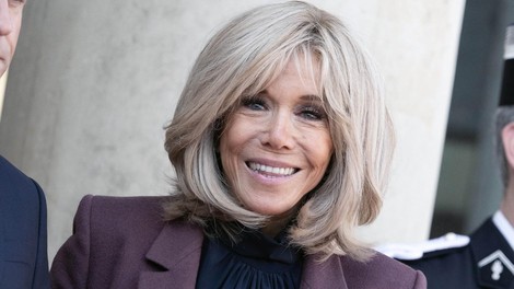 Brigitte Macron rdeč plašč