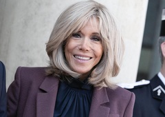 Brigitte Macron je za prihod v Maroko izbrala plašč v zelo simbolični barvi... Odtenek, ki ga redko nosi, ji odlično pristoji!