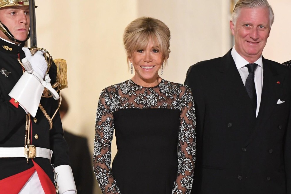 Brigitte Macron še nikoli ni bila videti bolj elegantna: Francoska prva dama ovita v srebrno čipko in diamante