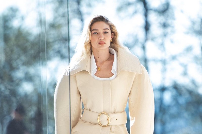 Zara ali Jacquemus? Obleka z balonastimi rokavi za 39,95 € iz nove kolekcije zelo spominja na dizajnerski model za 750 € (foto: Profimedia)