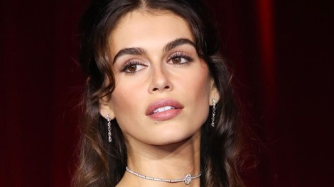 Kdo je blestel na rdeči preprogi? Kaia Gerber je prispela kot Audrey Hepburn, Kim Kardashian spet najbolj provokativna