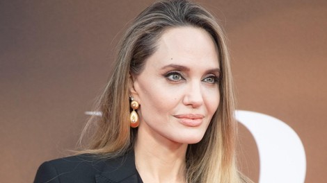 Angelina Jolie rdeča preproga črn hlačni kostim