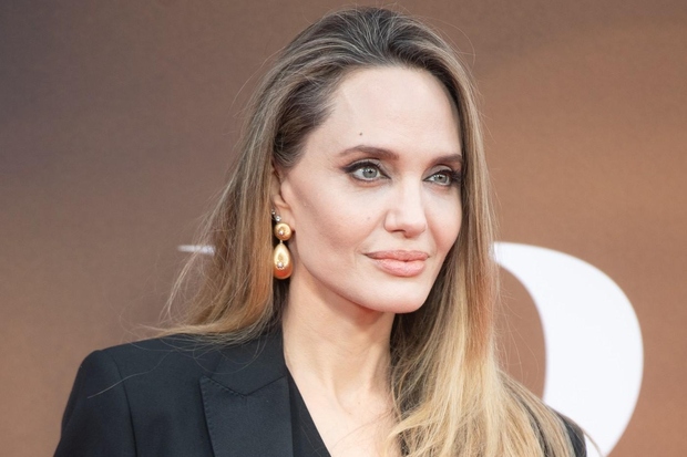 Prav nič nenavadnega ni, da je Angelina Jolie na premiero svojega novega filma v Londonu prišla v popolnoma črnem videzu, …