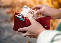 Poglejte v svojo denarnico: po ljudskem verovanju nekatere stvari v njej privabljajo denar, druge pa ga odganjajo (in slednjih se raje znebite)