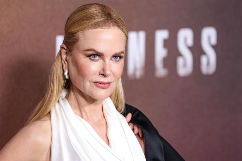 Nicole Kidman v nenavadnem krilu, ki ustvarja ženstvene obline, prsi pa je prekrila le z ruto
