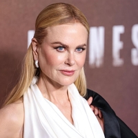 Noge so videti daljše in vitkejše: Te hlače Nicole Kidman ustvarjajo optično prevaro in ni bolj elegantnih
