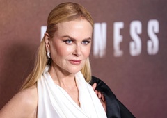 Nicole Kidman v nenavadnem krilu, ki ustvarja ženstvene obline, prsi pa je prekrila le z ruto