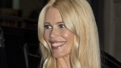 Claudia Schiffer mini obleka visoki škornji