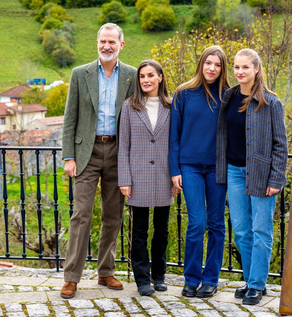 Tri ženske, trije kroji kavbojk: Letizia Ortiz in njeni hčerki so v Asturiji nosile vsaka svoj model kavbojk