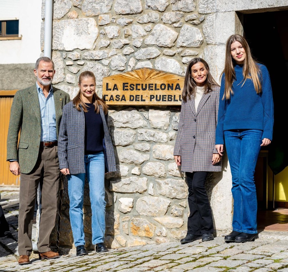 Tri ženske, trije kroji kavbojk: Letizia Ortiz in njeni hčerki so v Asturiji nosile vsaka svoj model kavbojk