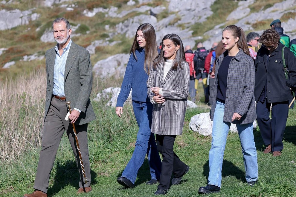 Tri ženske, trije kroji kavbojk: Letizia Ortiz in njeni hčerki so v Asturiji nosile vsaka svoj model kavbojk