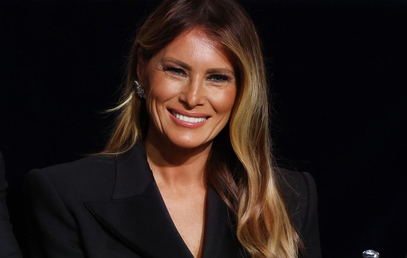 Melania Trump na političnem shodu pritegnila pozornost v plašču z drznim vzorcem: Videz, pred katerim nobena ženska ne bi ostala ravnodušna
