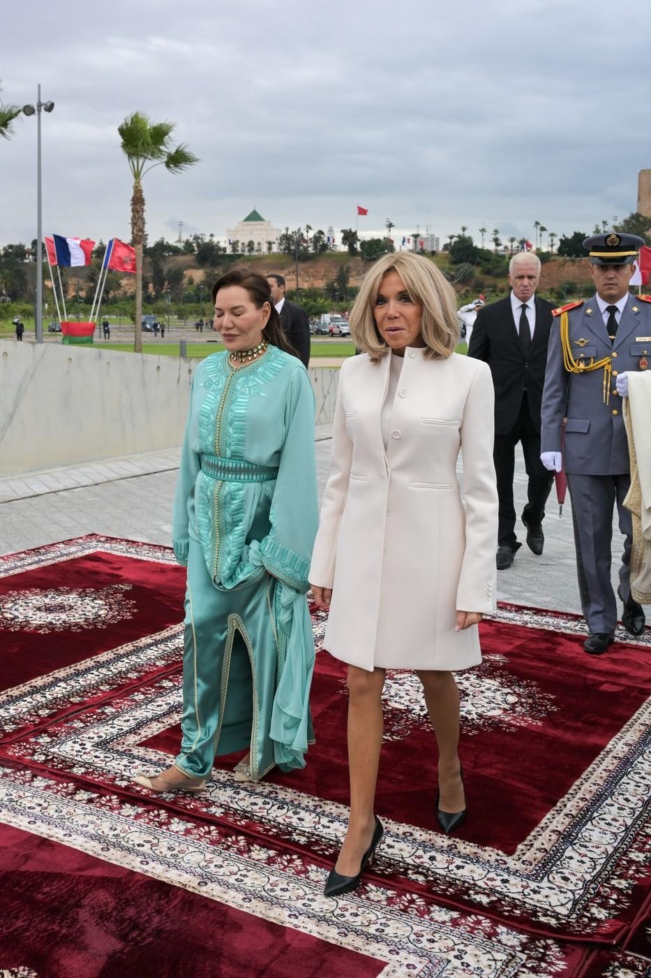 Zvečer je nekdanja učiteljica francoščine nosila dolgo obleko, kombinirano z maksi ogrinjalom, ki se je ujemalo s svetlimi toni sten …