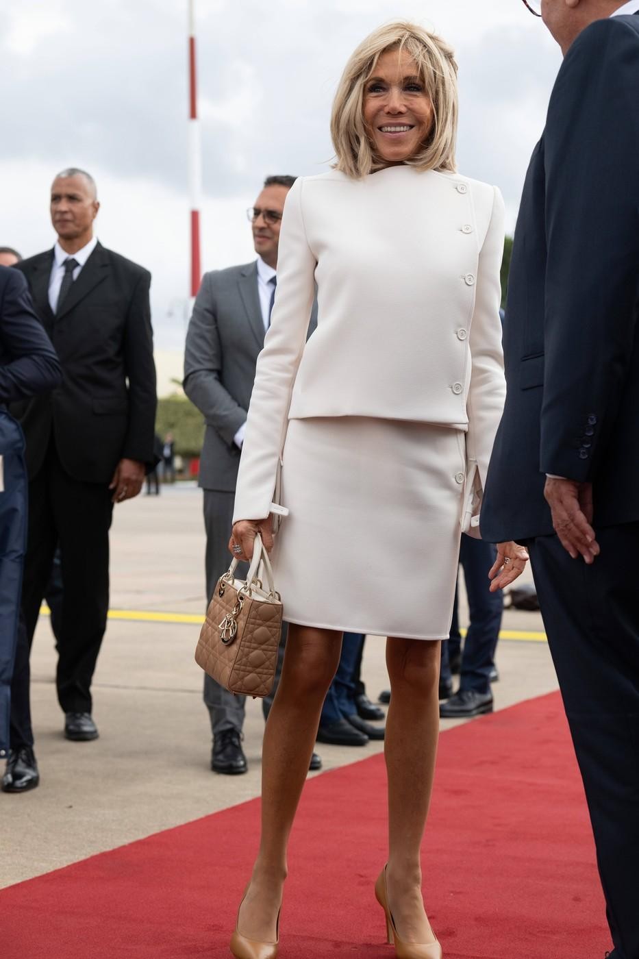 V intervjuju z Ines de la Fressange leta 2021 se je Brigitte Macron razkrila o svojem slogu in razkrila, da …