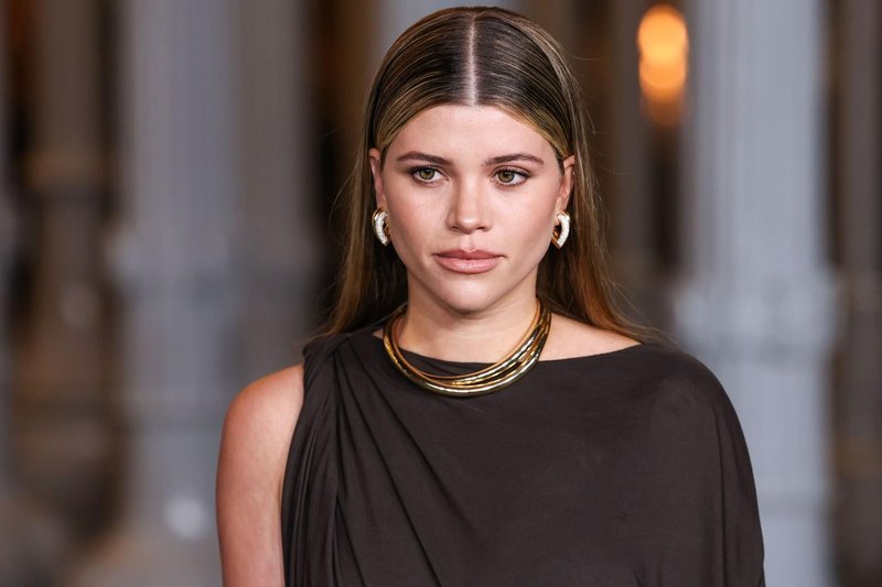 Sofia Richie zna združiti preprostost in eleganco: Na gala večerji je blestela v dolgi obleki razkošne francoske hiše
