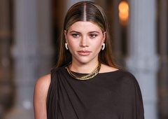 Sofia Richie zna združiti preprostost in eleganco: Na gala večerji je blestela v dolgi obleki razkošne francoske hiše