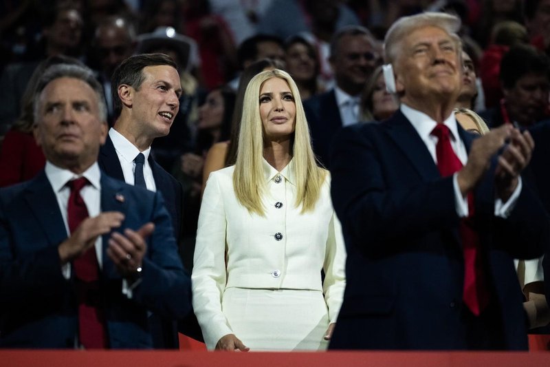 Ivanka Trump svojega očeta podprla v elegantni obleki čudovitega kraljevsko modrega odtenka, ki nosi posebno sporočilo
