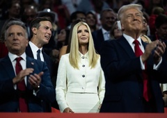 Ivanka Trump svojega očeta podprla v elegantni obleki čudovitega kraljevsko modrega odtenka, ki nosi posebno sporočilo