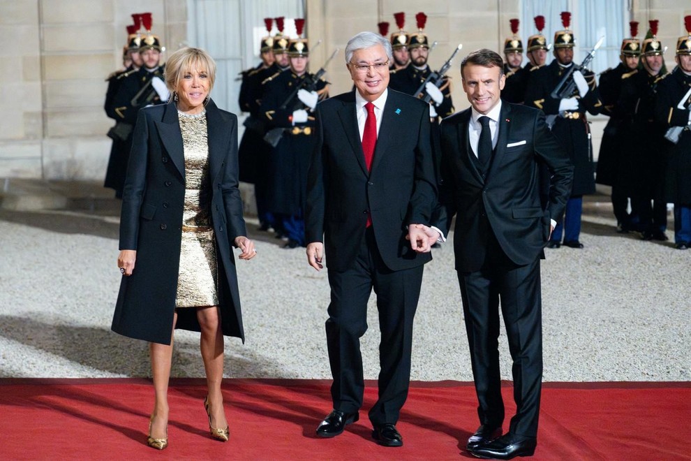 Kako je Brigitte Macron vzljubila mini krila? Brigitte je znana po tem, da ljubi kratka krila in obleke, kar so …