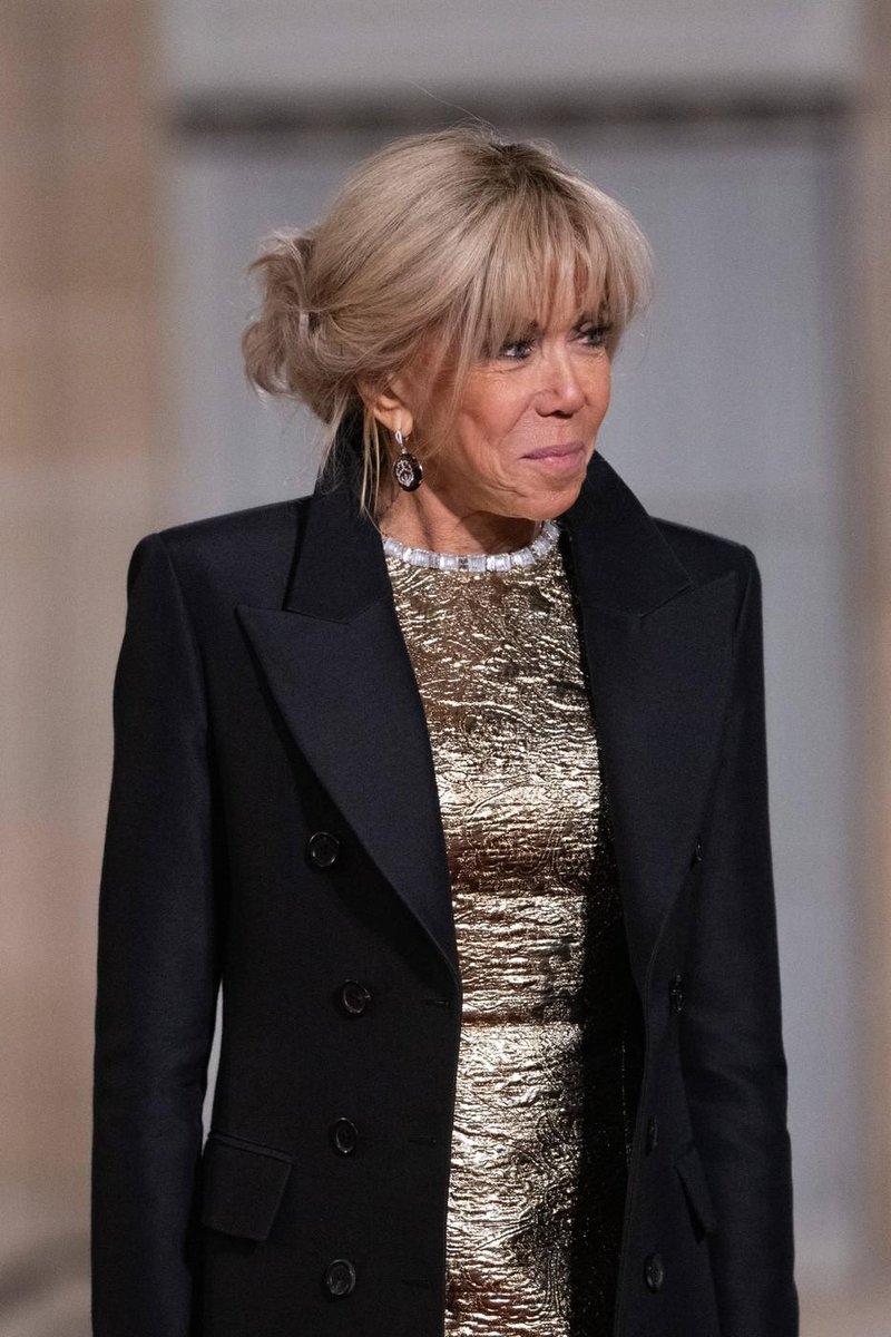 Praznični modni navdih po francosko: 71-letna Brigitte Macron je nosila najlepšo kratko obleko leta
