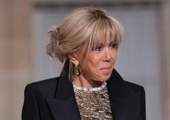 Praznični modni navdih po francosko: 71-letna Brigitte Macron je nosila najlepšo kratko obleko leta