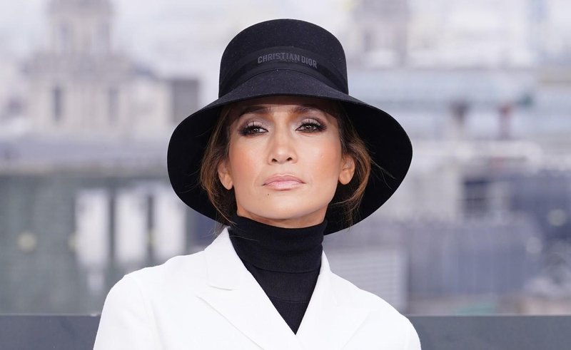 Jennifer Lopez radikalno spremenila svoj stil: Čudovit videz v stilu Audrey Hepburn, a obuta v "najgrše čevlje na svetu"
