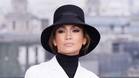 Jennifer Lopez radikalno spremenila svoj stil: Čudovit videz v stilu Audrey Hepburn, a obuta v "najgrše čevlje na svetu"