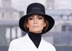 Jennifer Lopez radikalno spremenila svoj stil: Čudovit videz v stilu Audrey Hepburn, a obuta v "najgrše čevlje na svetu"