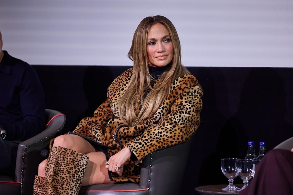 Jennifer Lopez je na promociji filma v Londonu pokazala že nekaj modnih videzov, na projekciji filma pa je bila videti …