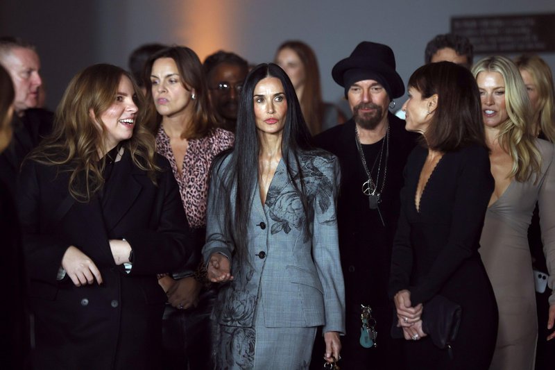 Demi Moore nosila najbolj eleganten kostim s krilom. Podobnega si je omislila tudi Melania Trump (foto: Profimedia)